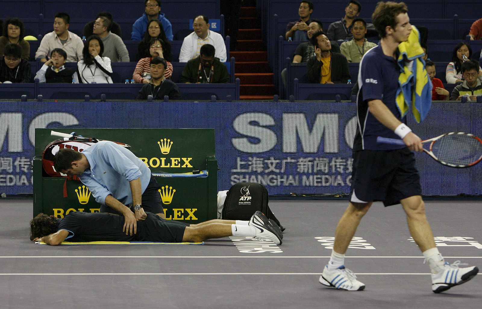 Federer tuvo que ser atendido, aquejado de nuevo de sus problemas en la espalda.