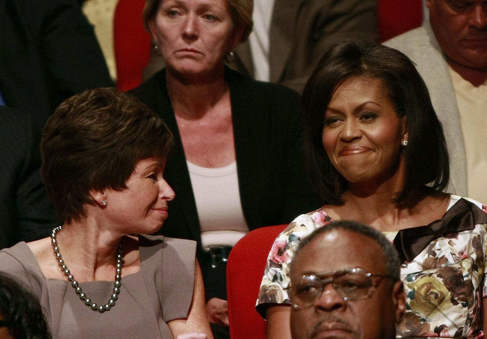 Valerie Jarrett asiste junto a Michelle Obama al primer debate entre los entonces candidatos a la presidencia, Barack Obama y John McCain.