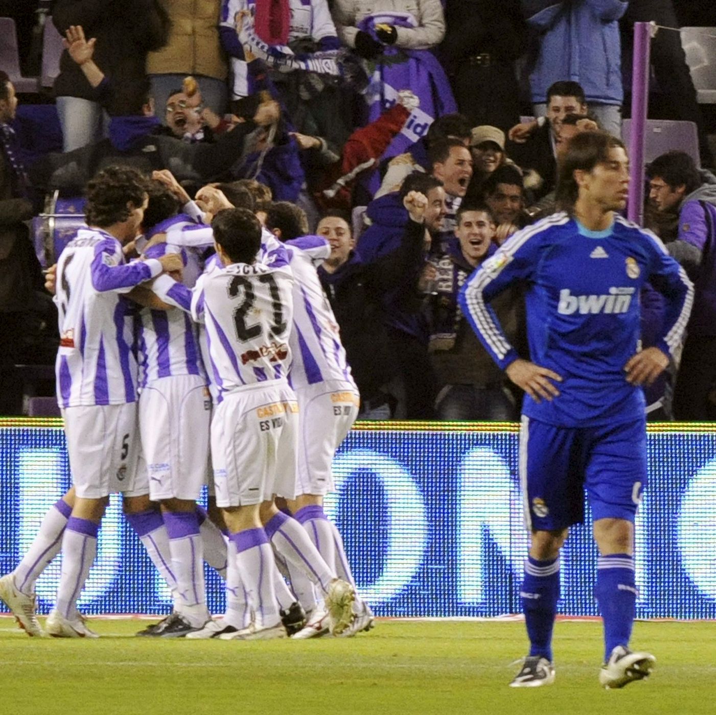 Los jugadores del Valladolid celebran el gol de Canobbio en presencia del madridista Sergio Ramos.