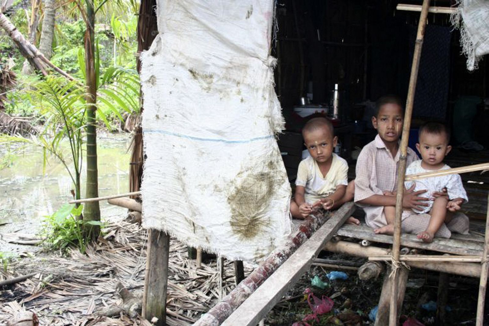 Supervivientes del Nargis miran los efectos del ciclón desde su cabaña el pasado mes de junio.