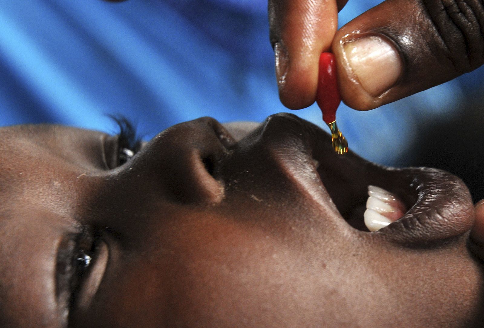 Un niño de Uganda es vacunado por un trabajador sanitario.