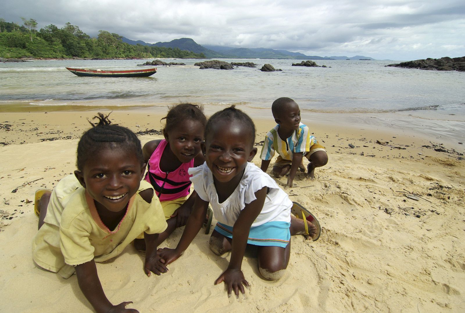 Un grupo de niños juega en la playa de Boboh de Sierra Leona.