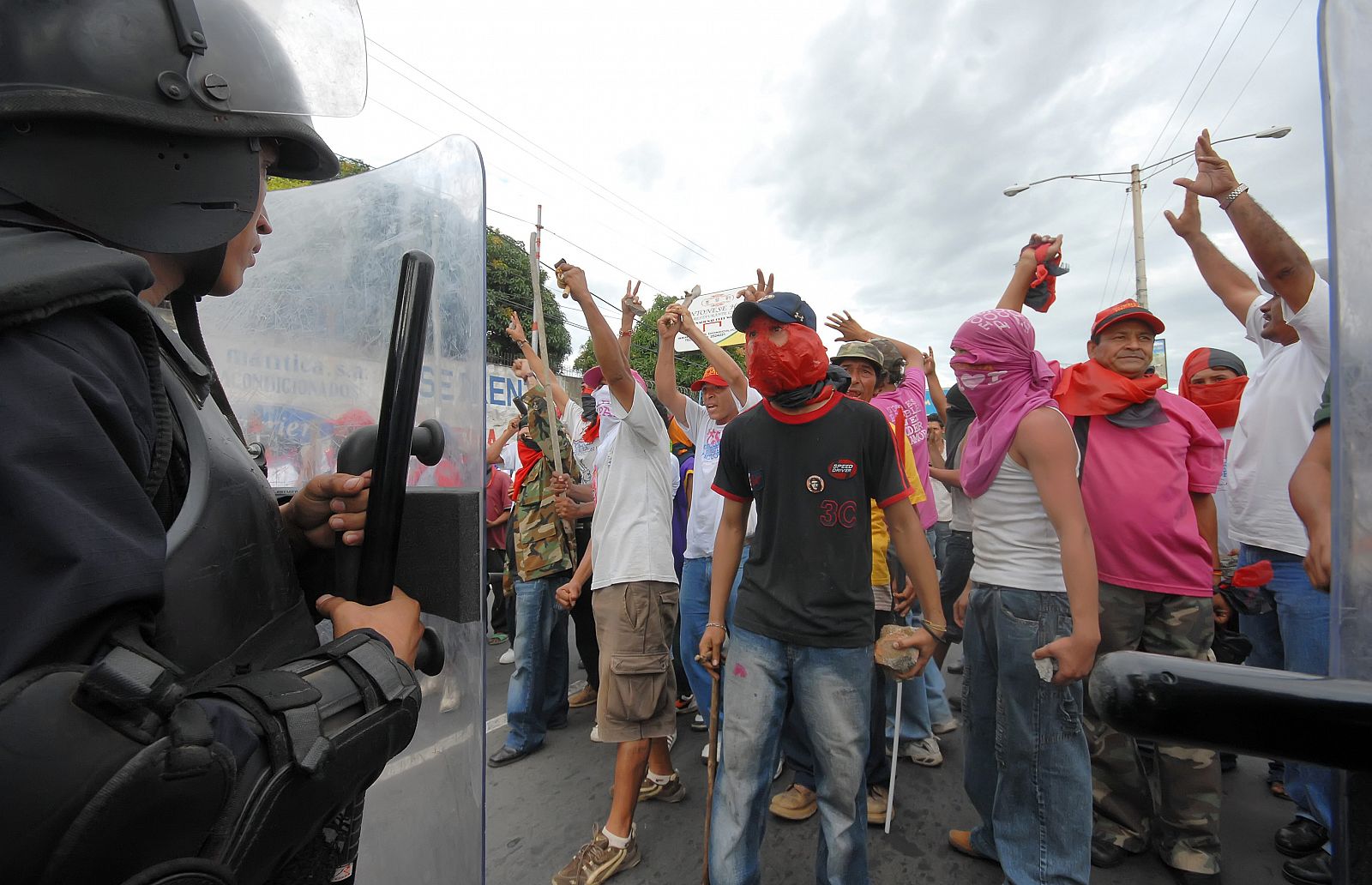 Miembros de la Brigada Espacial Antidisturbios contienen a los simpatizantes sandinistas en Managua.