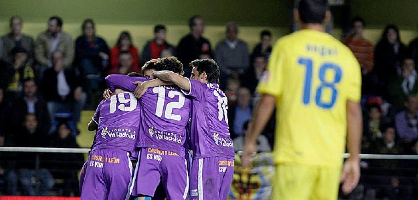 Varios jugadores del Valladolid celebran el primer gol de la noche conseguido frente al Villarreal.