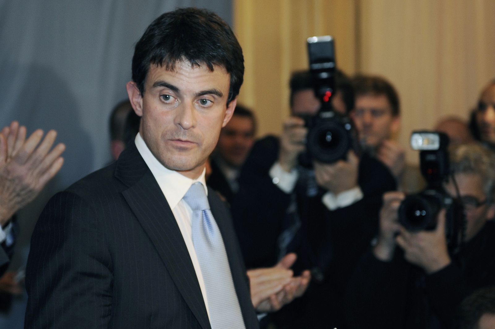 Manuel Valls, mano derecha de Royal, en la rueda de prensa en la que denunció irregularidades en el recuento.