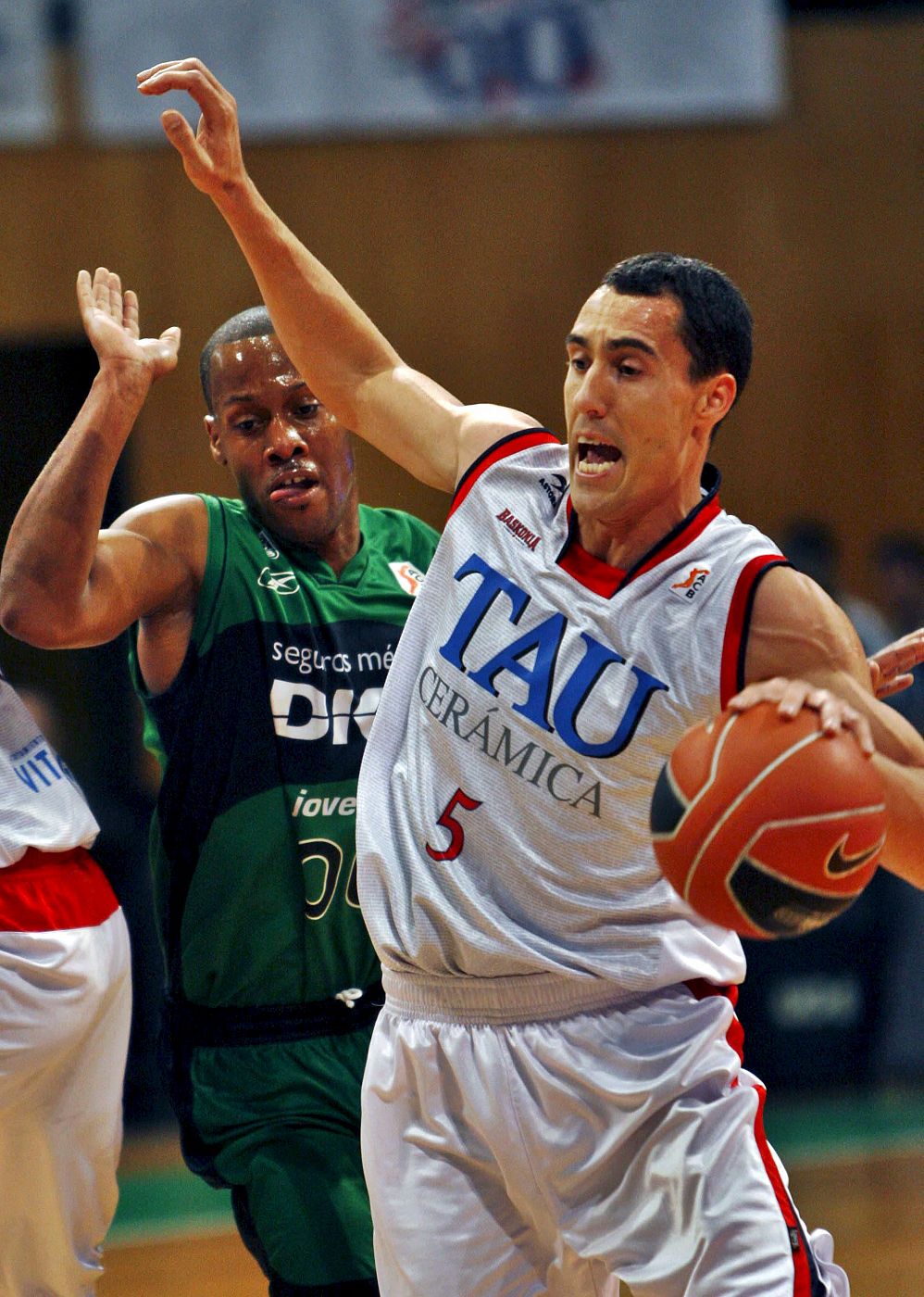El base italiano del Tau Cerámica, Pablo Pigrioni, y el base estadounidense del DKV Joventut, Demond Mallet, durante el partido correspondiente a la novena jornada de la Liga ACB.