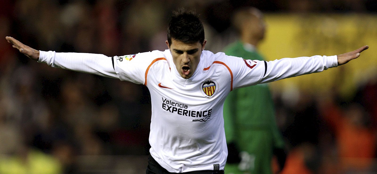 El delantero del Valencia David Villa celebra el gol que ha marcado al Real Betis.