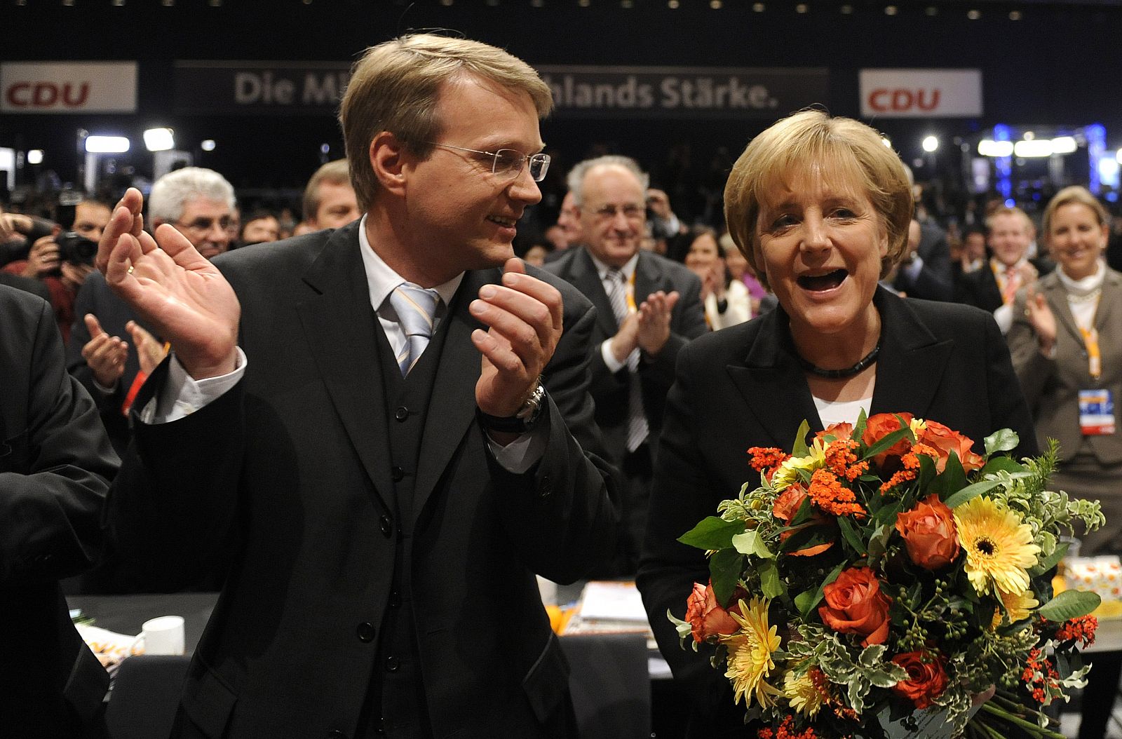 Angela Merkel, junto al vicepresidente de la CDU, Ronal Pofalla, tras conocer su reelección en el congreso federal del partido.