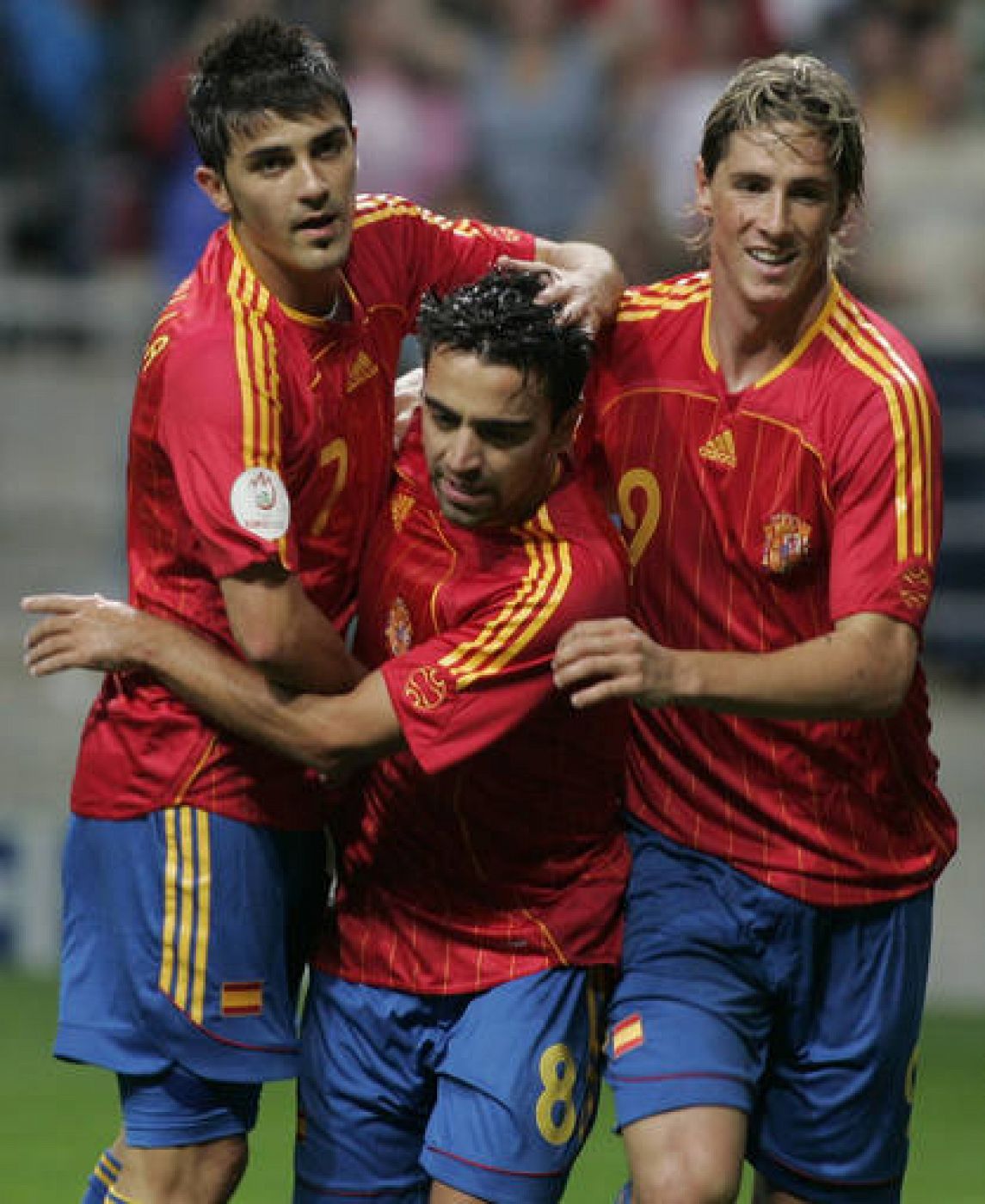Xavi celebra con Villa y Torres un gol conseguido ante Letonia en la Eurocopa.