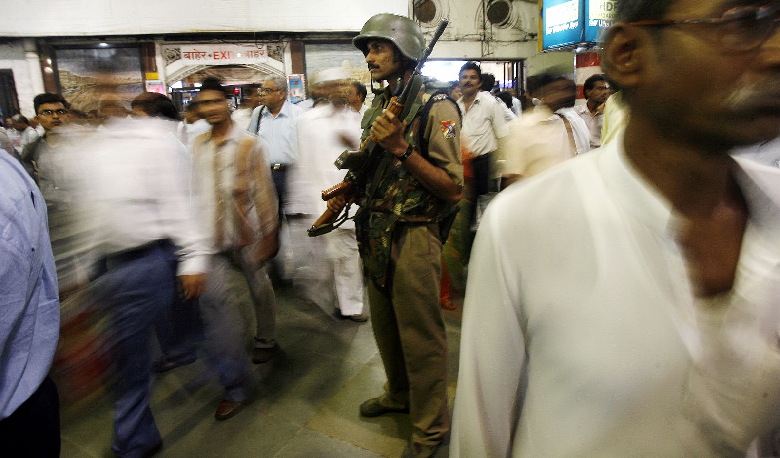 Un policía indio vigila la Chhtrapati Shivaji, la terminal de la estación de tren atacada en los atentados de Bombay.