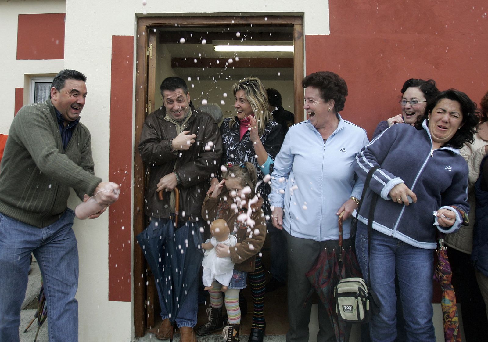 Unos afortunados celebran el gordo de la lotería de Navidad el 22 de diciembre de 2007 en Llanes, Asturias.