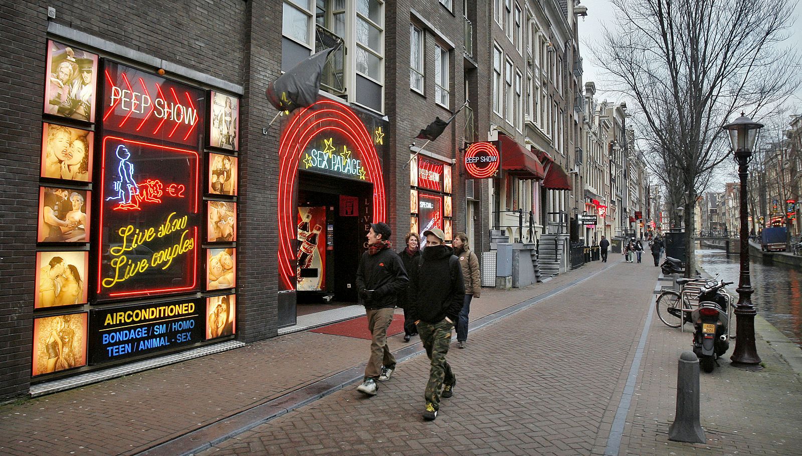 Unos turistas pasean por barrio rojo de Ámsterdam