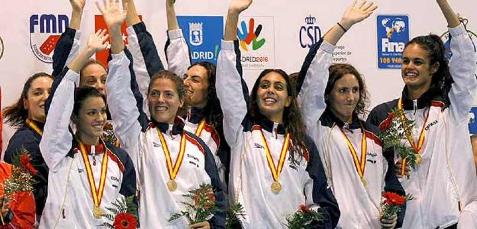 Las integrantes del equipo español de natación sincronizada saludan desde el podio durante la entrega de medallas del III Trofeo Mundial de la Federación Internacional (FINA) disputado en Madrid.