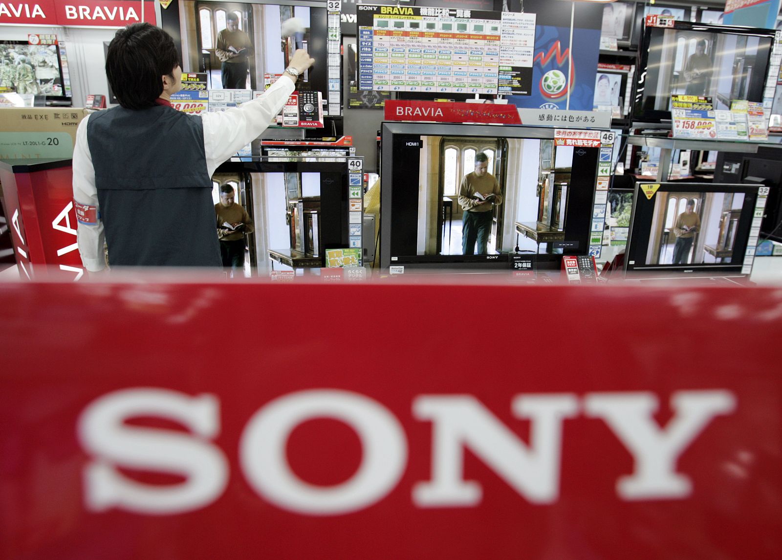 Televisores planos Bravia de Sony en una tienda en Tokio en mayo de 2008.