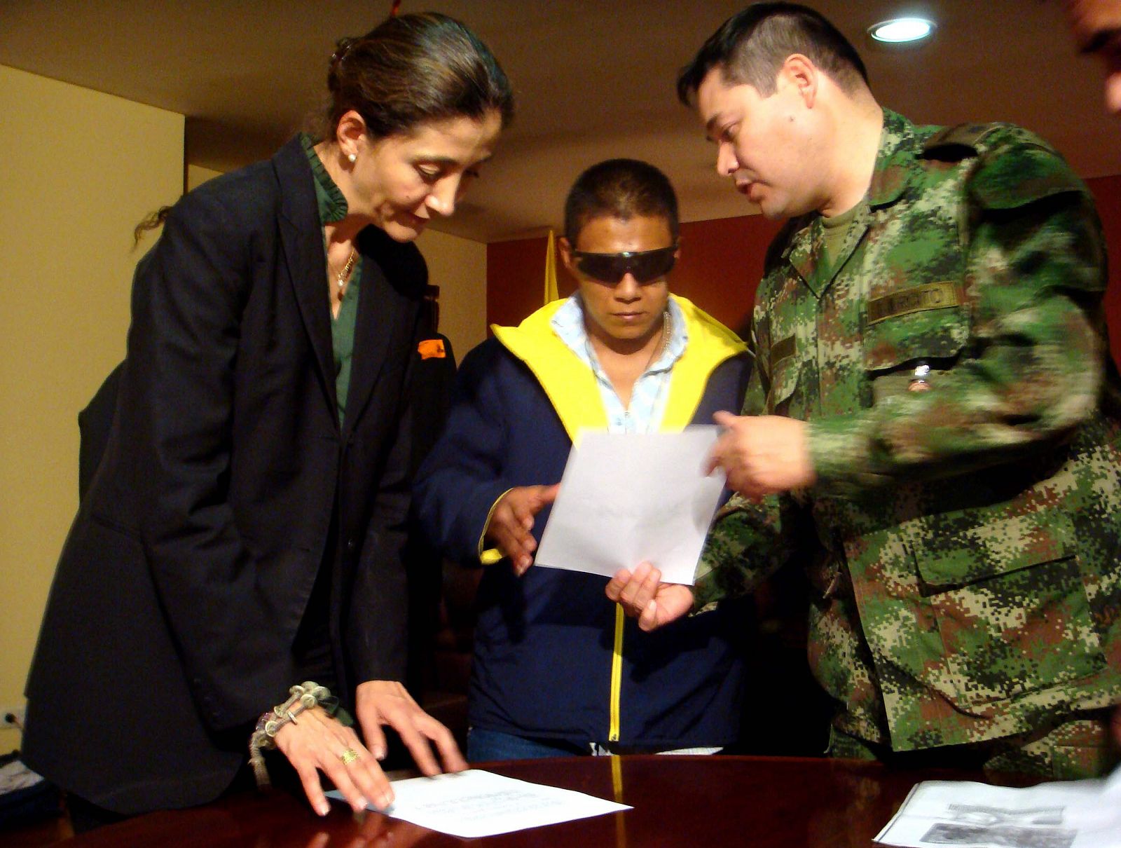 El rebelde Wilson Bueno Largo, alias "Isaza" recibe los documentos antes de partir con su compañera sentimental, Lilia Isabel Bañol ("Marisol") hacia Francia en compañía de la ex rehén colombo-francesa Íngrid Betancourt , en Bogotá (Colombia).
