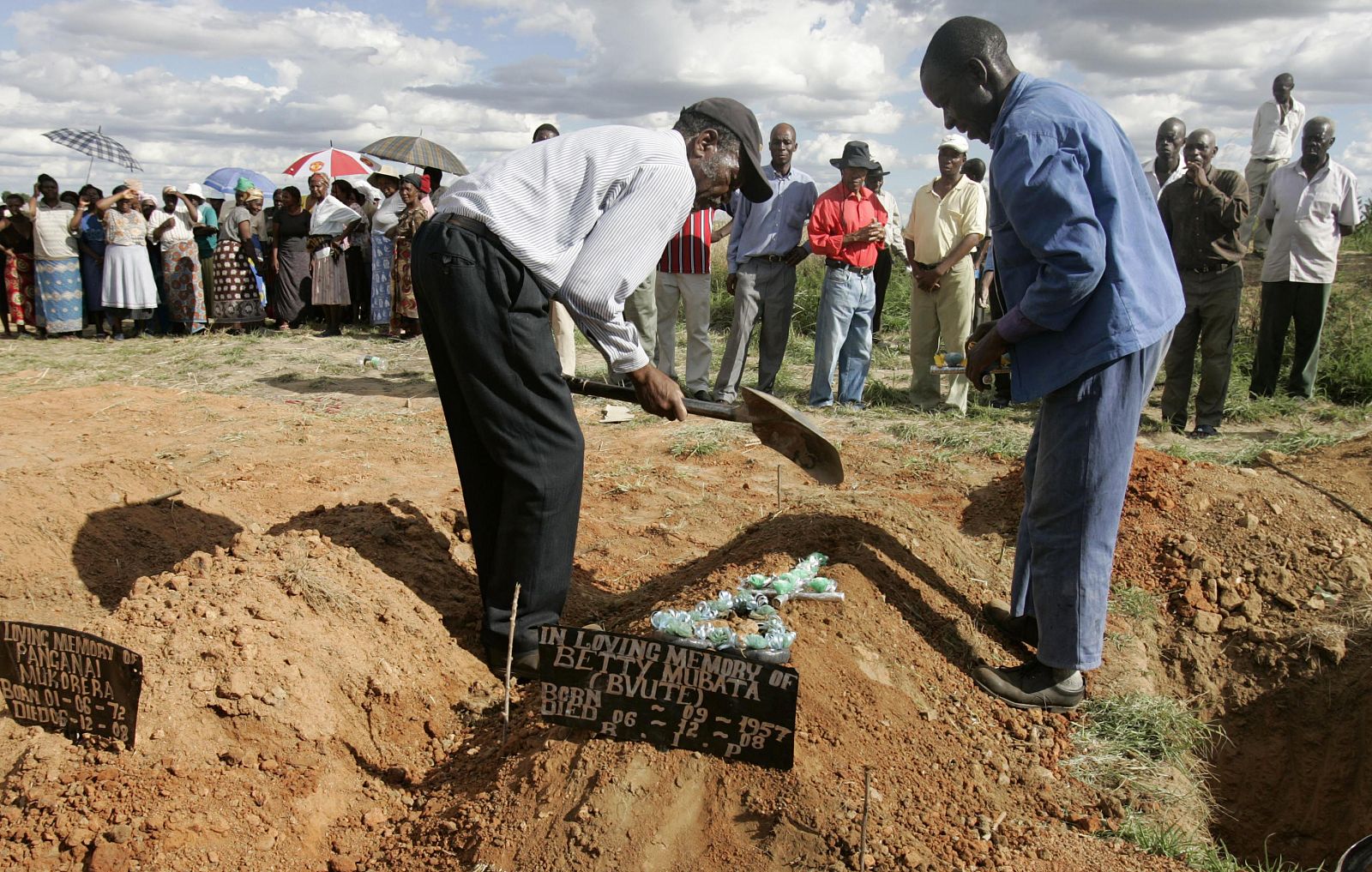 Familiares de Betty Mubata, víctima de cólera, asisten a su entierro en Chitungwiza Unit a 27 kilómetros de Harare, la capital de Zimbabue.