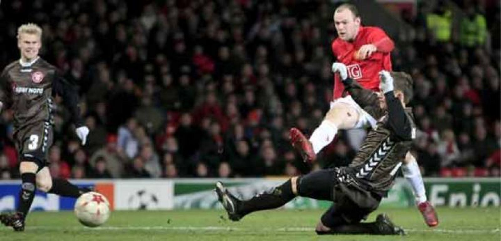 Rooney, en el momento de marcar uno de los dos goles.