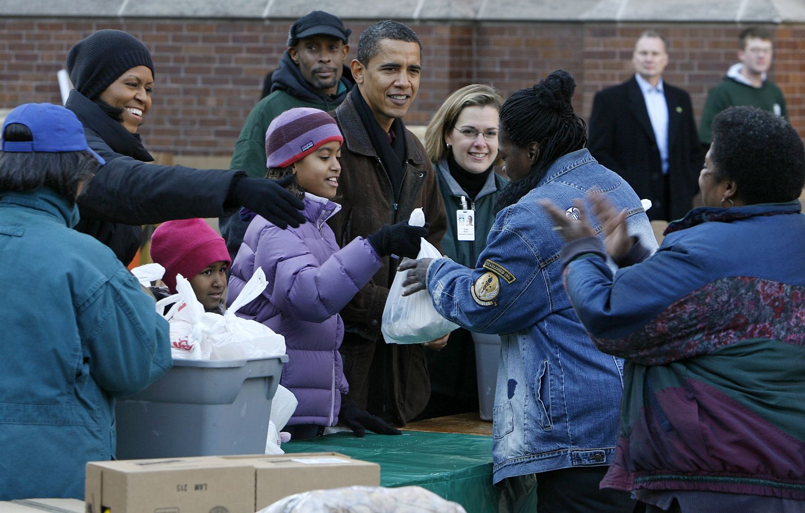 El presidente electo Barack Obama, con su mujer Michelle y sus hijas Sasha y Malia, en Chicago.