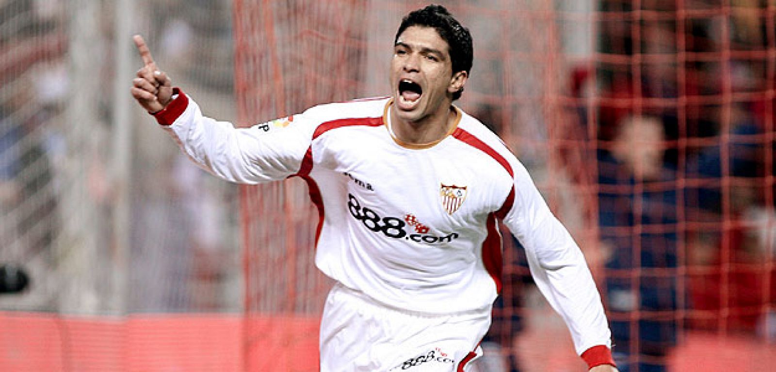 El delantero brasileño del Sevilla Renato Dirnei celebra el primer gol marcado ante el Villarreal.