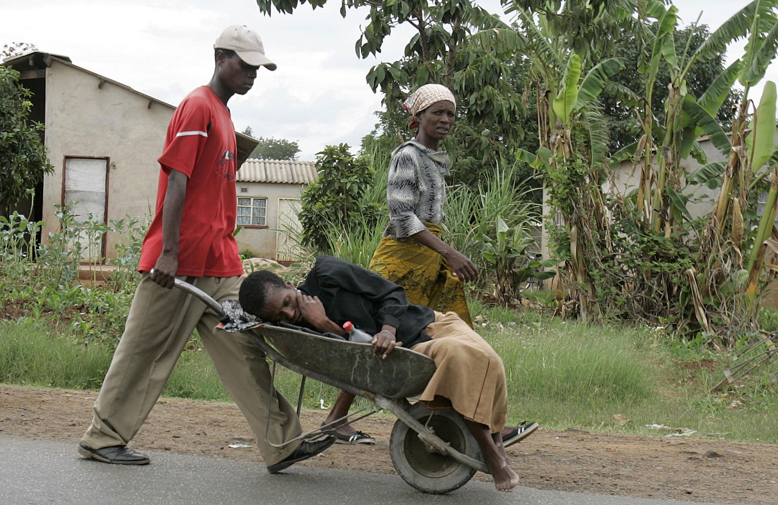Una mujer con síntomas de cólera es trasladada a un hospital a bordo de una carretilla.