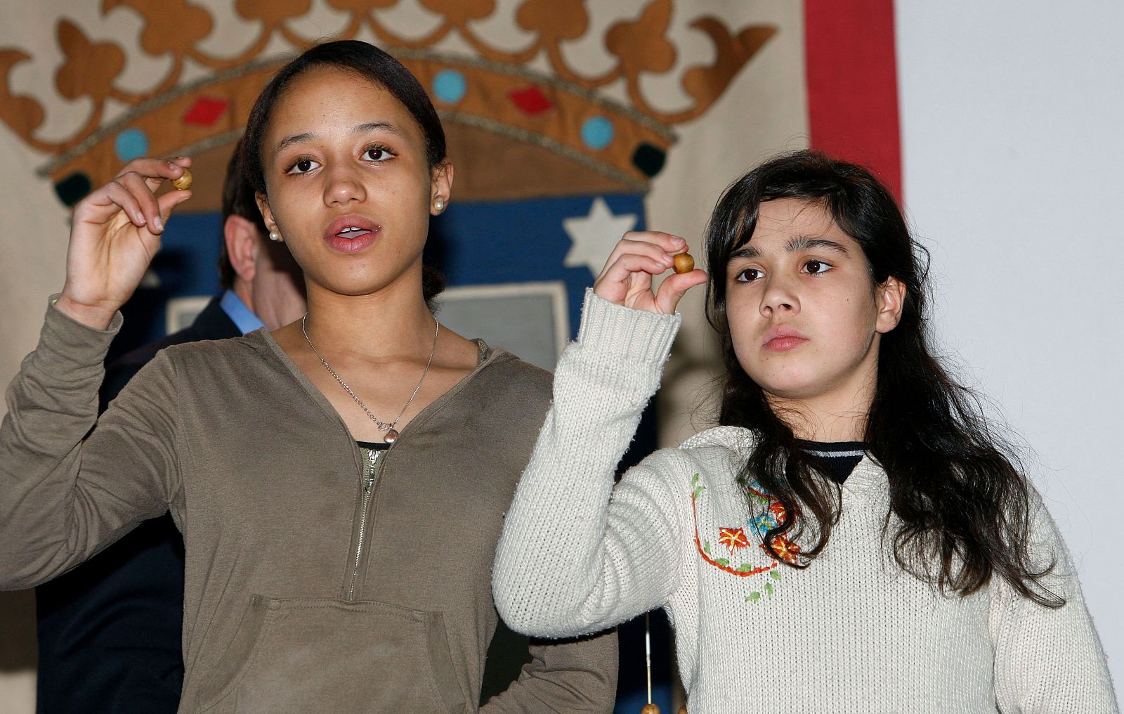 Rosmery , de origen dominicano, y Tamara durante el ensayo un de los niños del colegio de San Ildefonso.