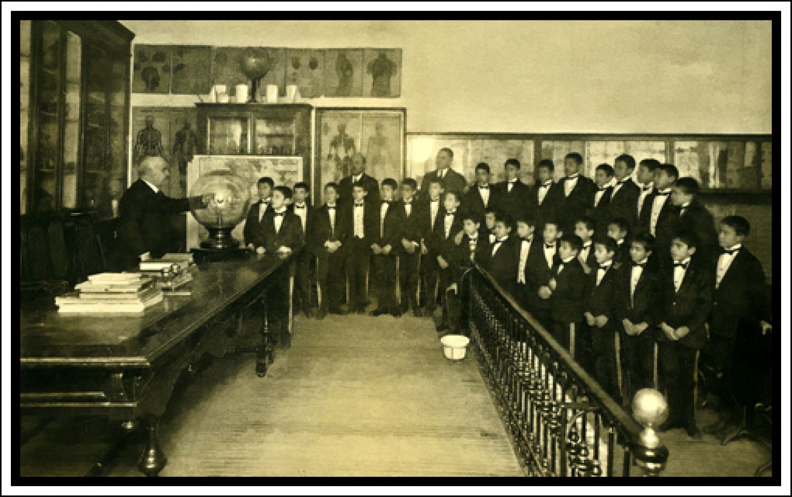 Alumnos de grado superior con Don Manuel Sánchez de las Peñas, en un ensayo de la lotería de navidad.