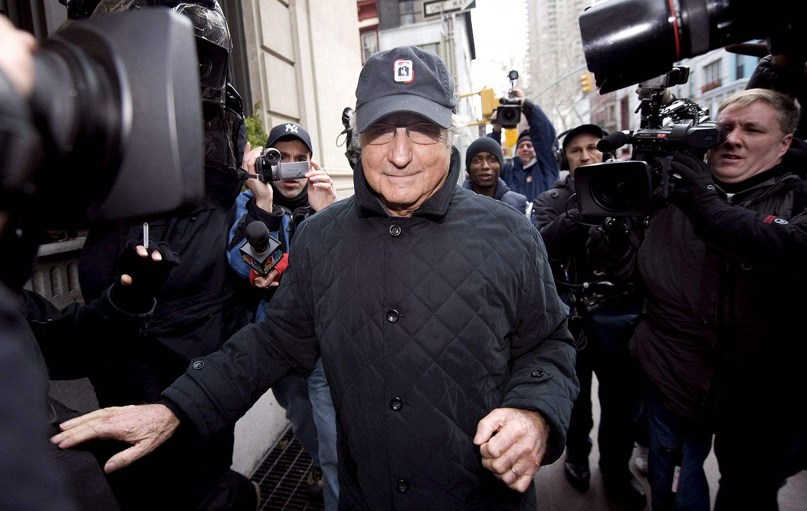 Bernard Madoff llega a su edificio de apartamentos rodeado de periodistas, el 17 de diciembre de 2008, en Nueva York, EEUU.