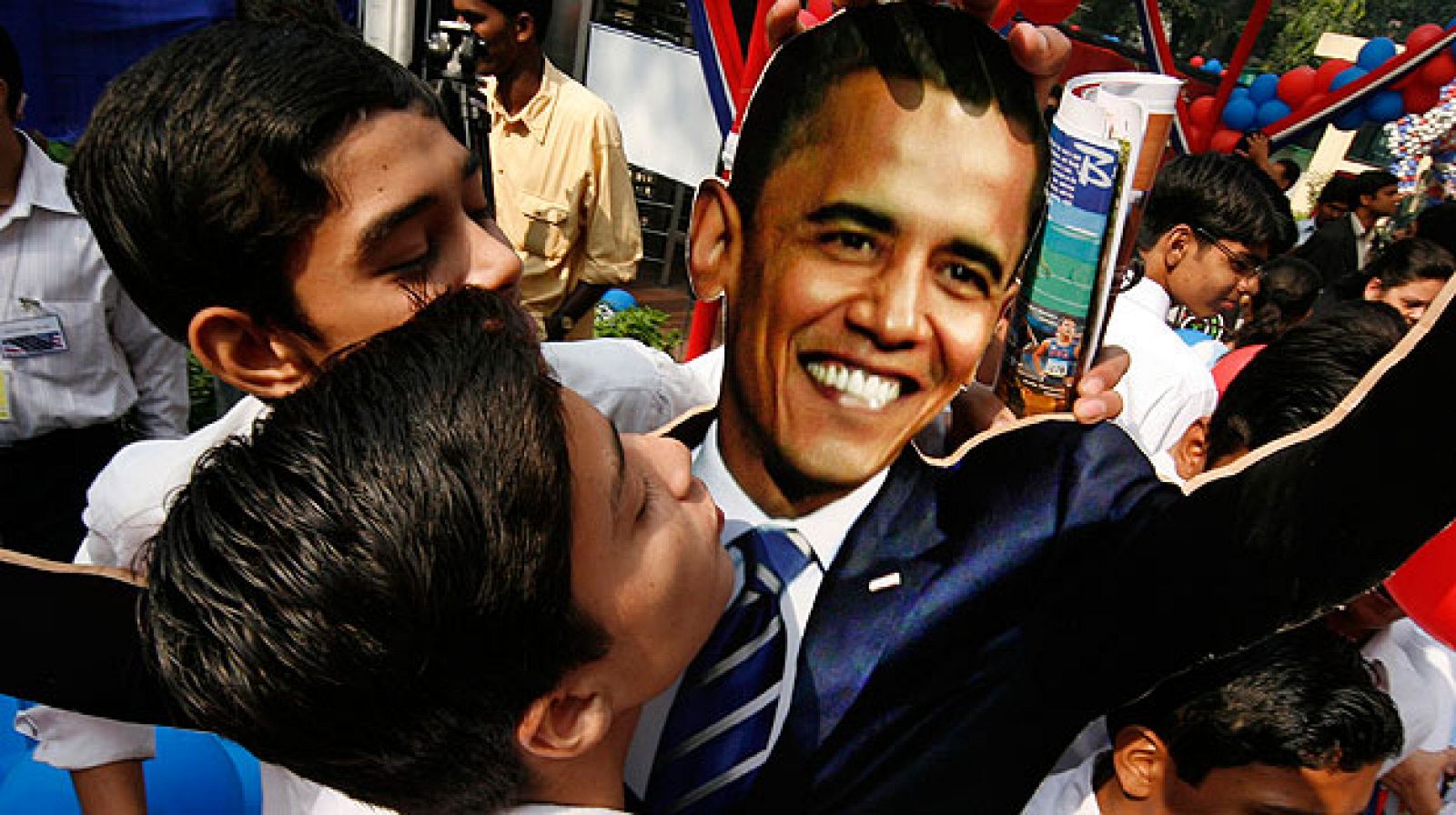 Niños aclamando a Obama