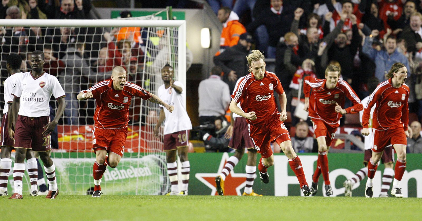 El jugador del Liverpool, Sami Hyypia, celebra el gol conseguido ante el Arsenal en Champions.