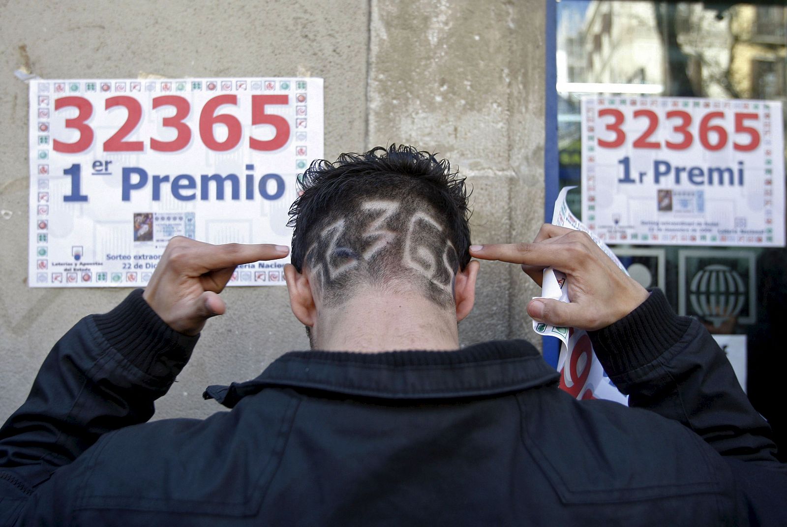 Juan Fernández, un joven barcelonés de 18 años, agraciado con 300.000 euros, tras cumplir la promesa de raparse el pelo con el 32.365, el Gordo del sorteo de Navidad.