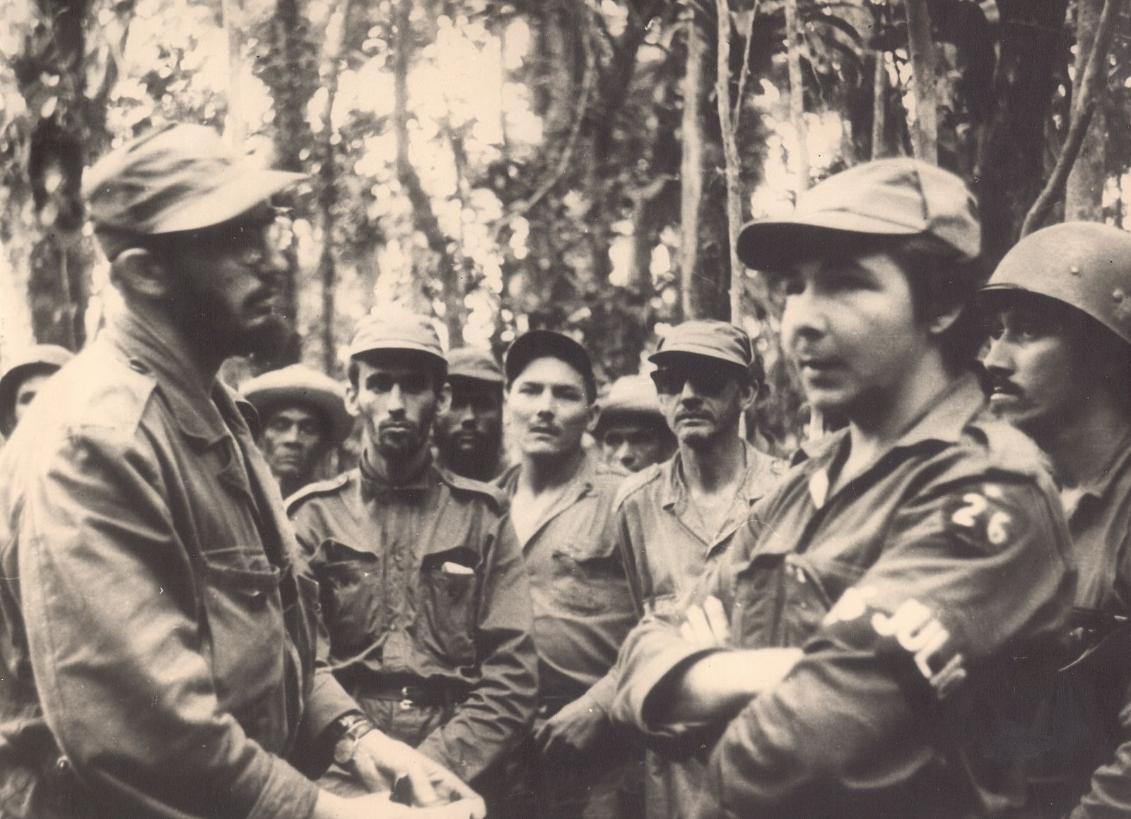 Fidel Castro con su hermano Raúl y varios soldados en una imagen de principios de la revolución.