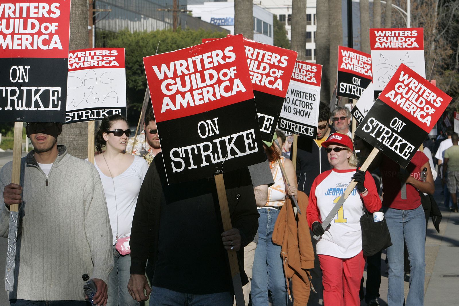 Miembros de la Asociación de Escritores de América, en plena manifestación ante los estudios de la NBC en Burbank, California.