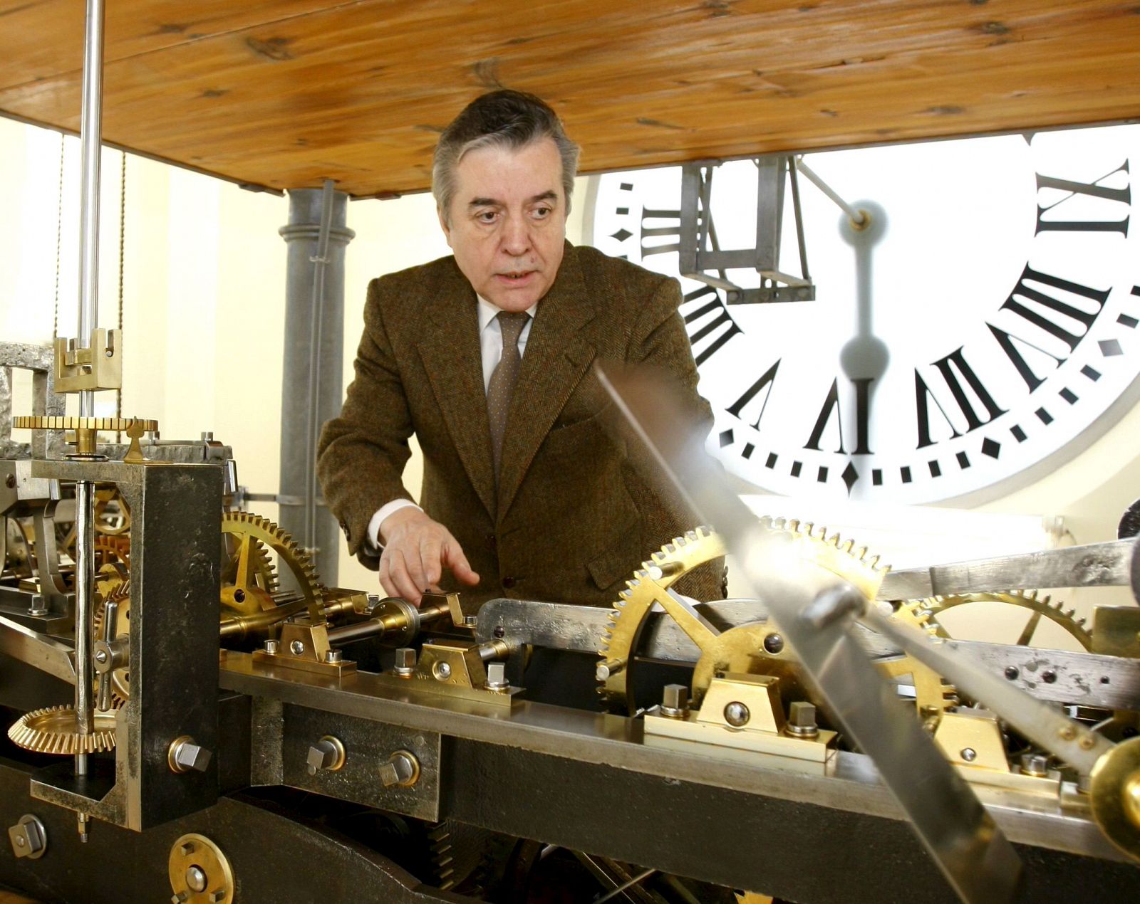 Jesús López Terradas es uno de los maestros relojeros de la Casa Losada que supervisa a lo largo del año la maquinaria del reloj de la Puerta del Sol.