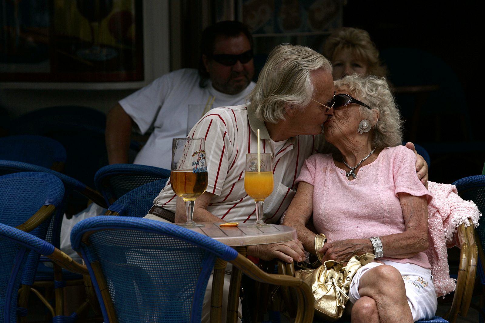 Una pareja madura se besa en un restaurante de Torremolinos (Málaga).