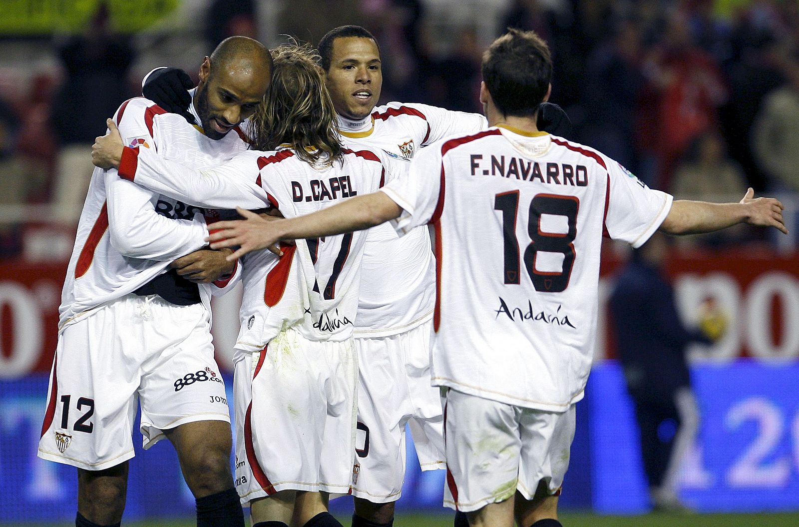 El delantero malí del Sevilla Frederic Kanouté celebra con sus compañeros uno de los goles.