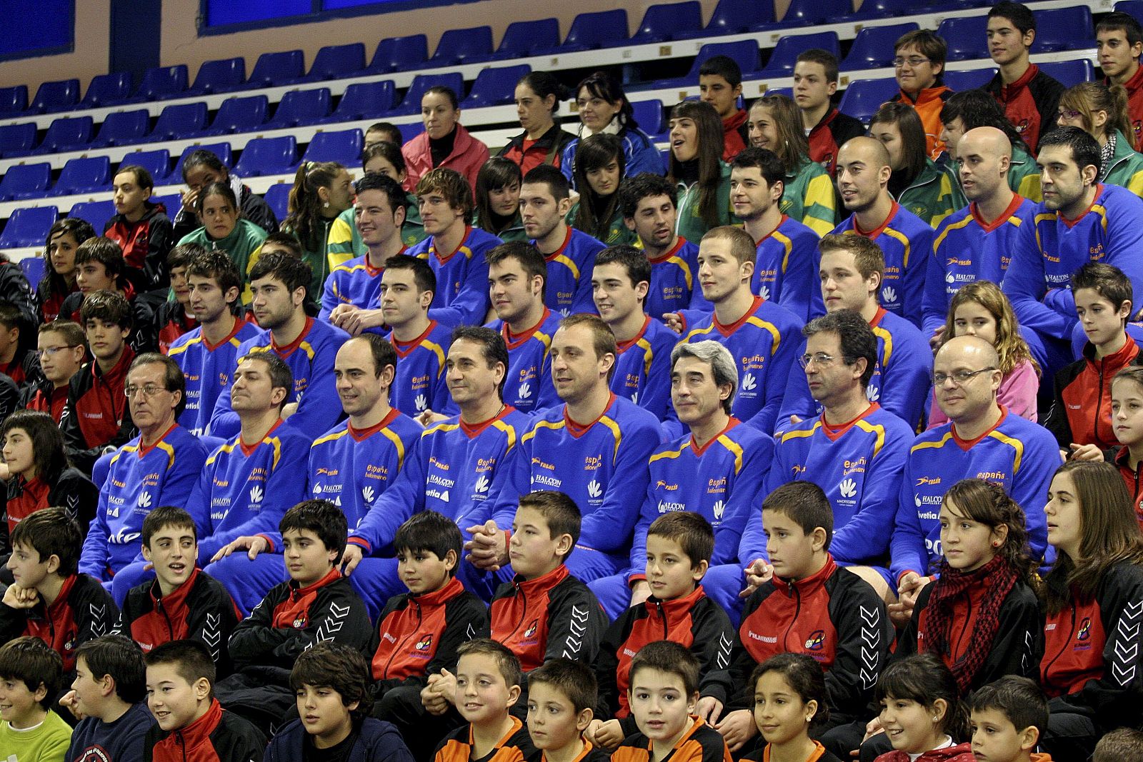 La selección española de balonmano posa para los medios junto a las categorías inferiores del club baloncesto ciudad de Algeciras.