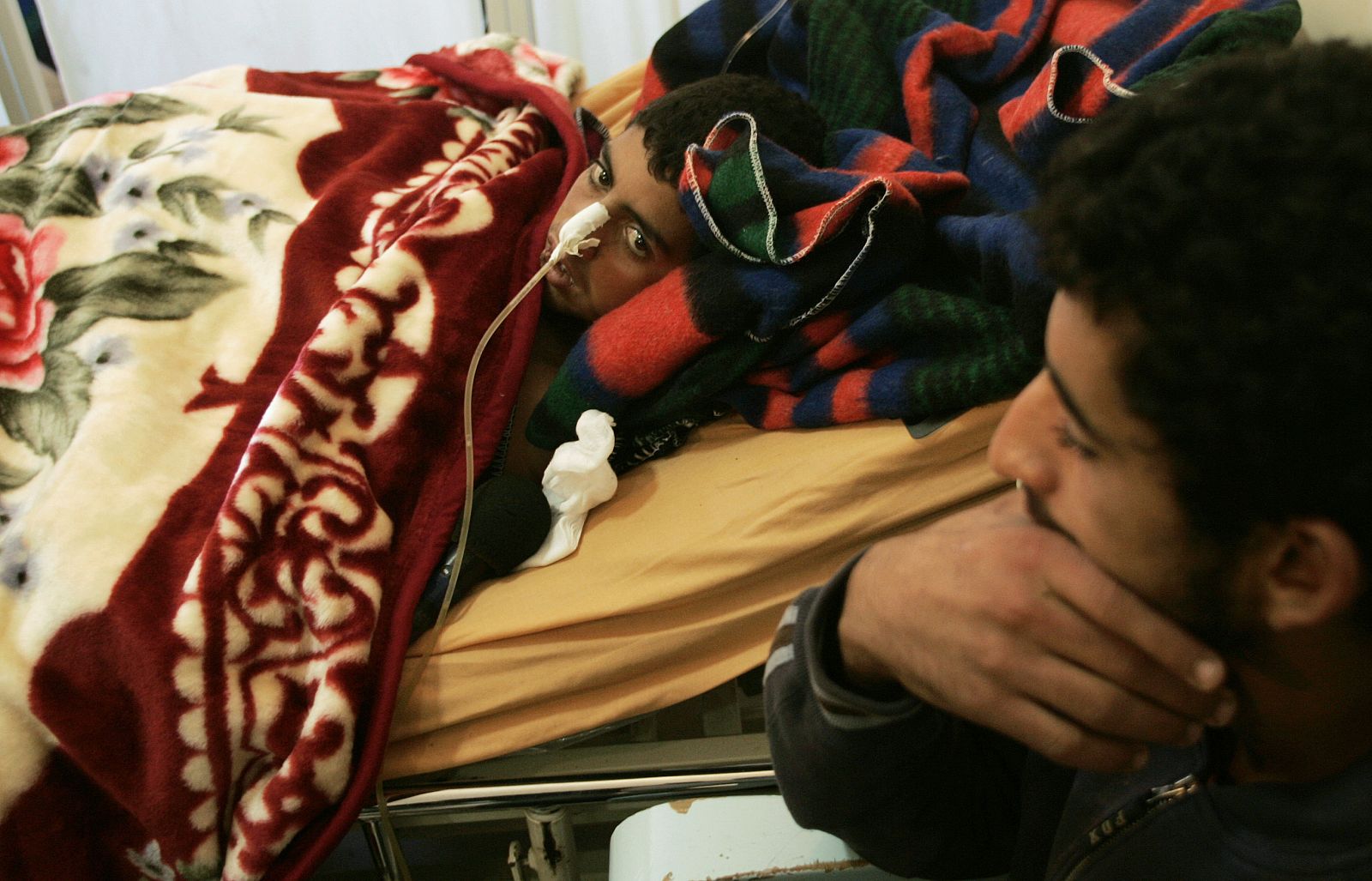 El niño palestino herido, en su cama en el hospital de Gaza.