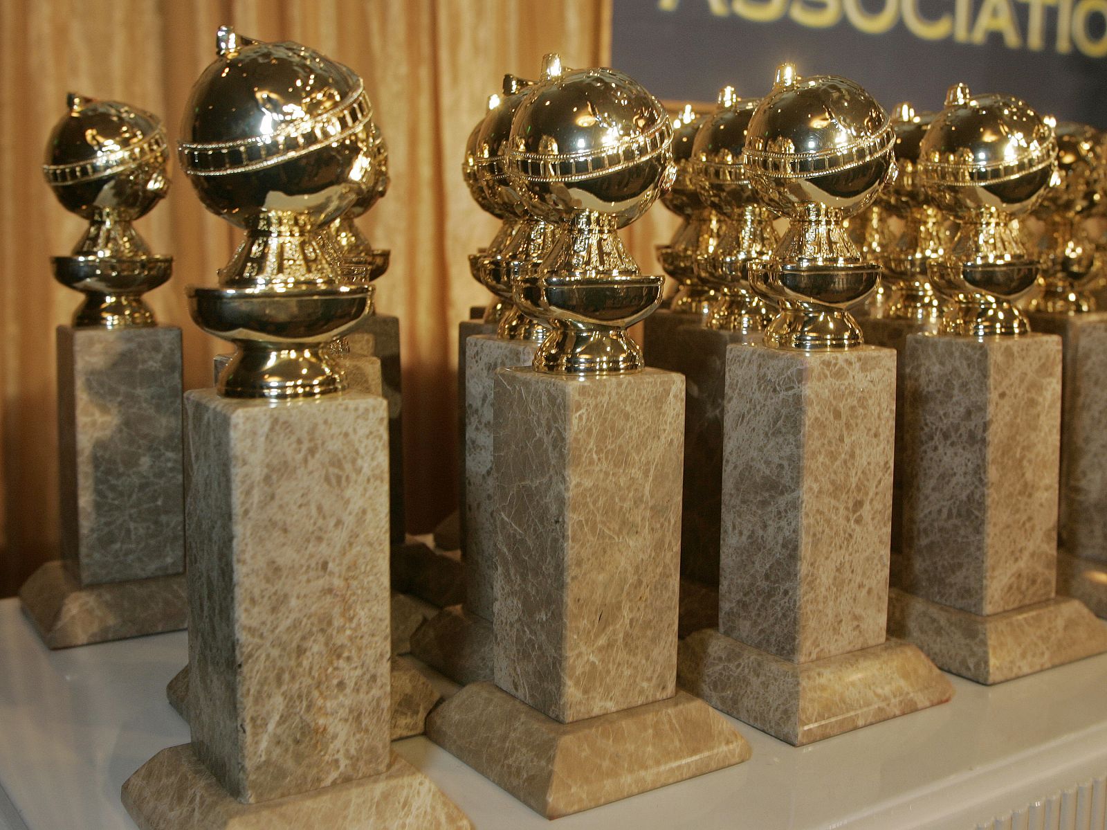 Las nuevas estatuillas de los Globos de Oro, el tesoro más preciado por los nominados.