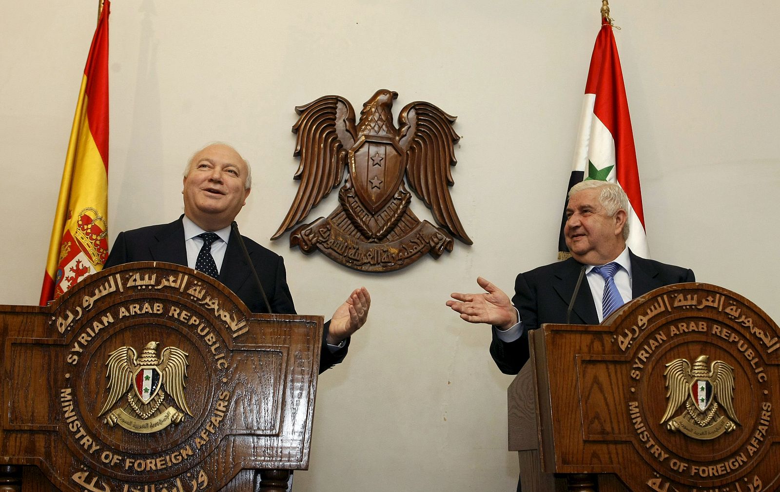 El ministro español de Asuntos Exteriores, Miguel Angel Moratinos, junto a su homólogo sirio, Walid al Mualem, durante la rueda de prensa que ambos ofrecieron en Damasco.