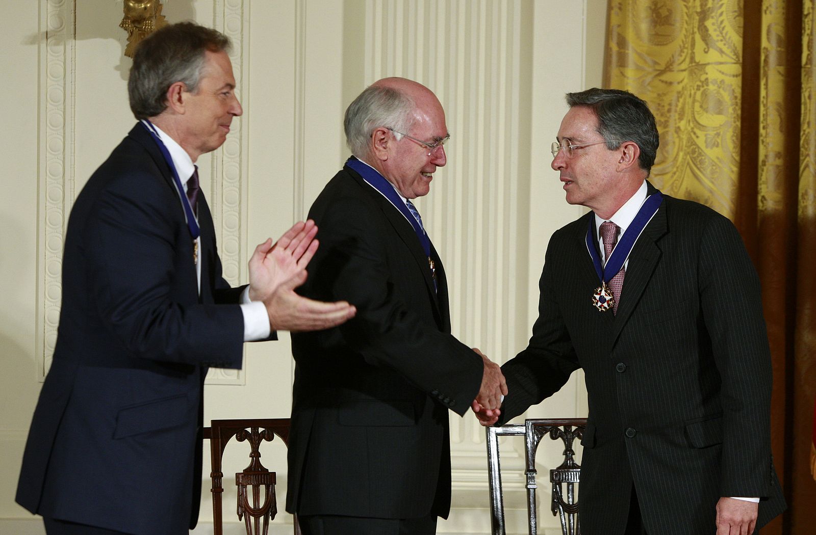 De izq. a dcha: Tony Blair, Jonh Howard y Alvaro Uribe reciben la Medalla de la Libertad en la Casa Blanca