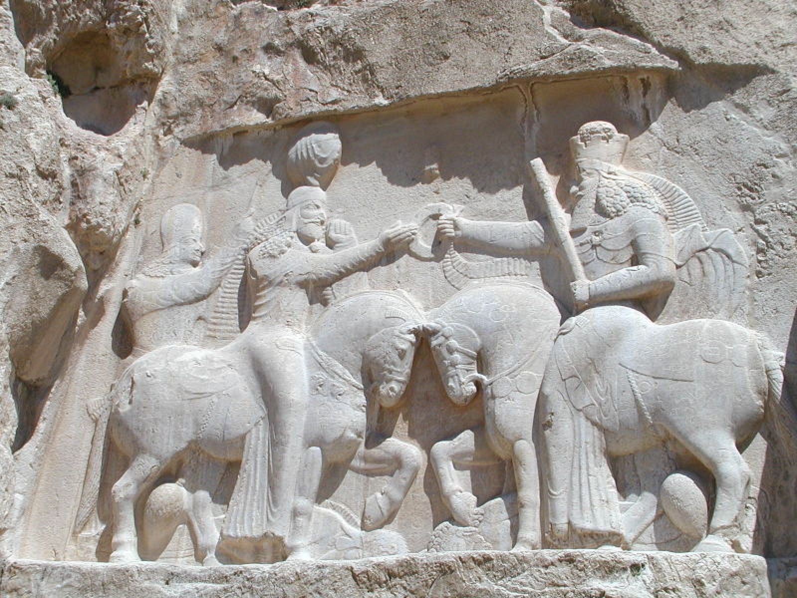 Relieves persas de la época sasánida en Naqsh-e-Rostam (Irán).