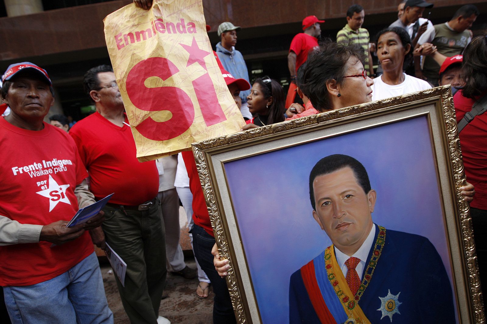 Partidarios de Hugo Chávez ante la sede de Consejo Nacional Electoral, apoyando la presentación de la enmienda constitucional.