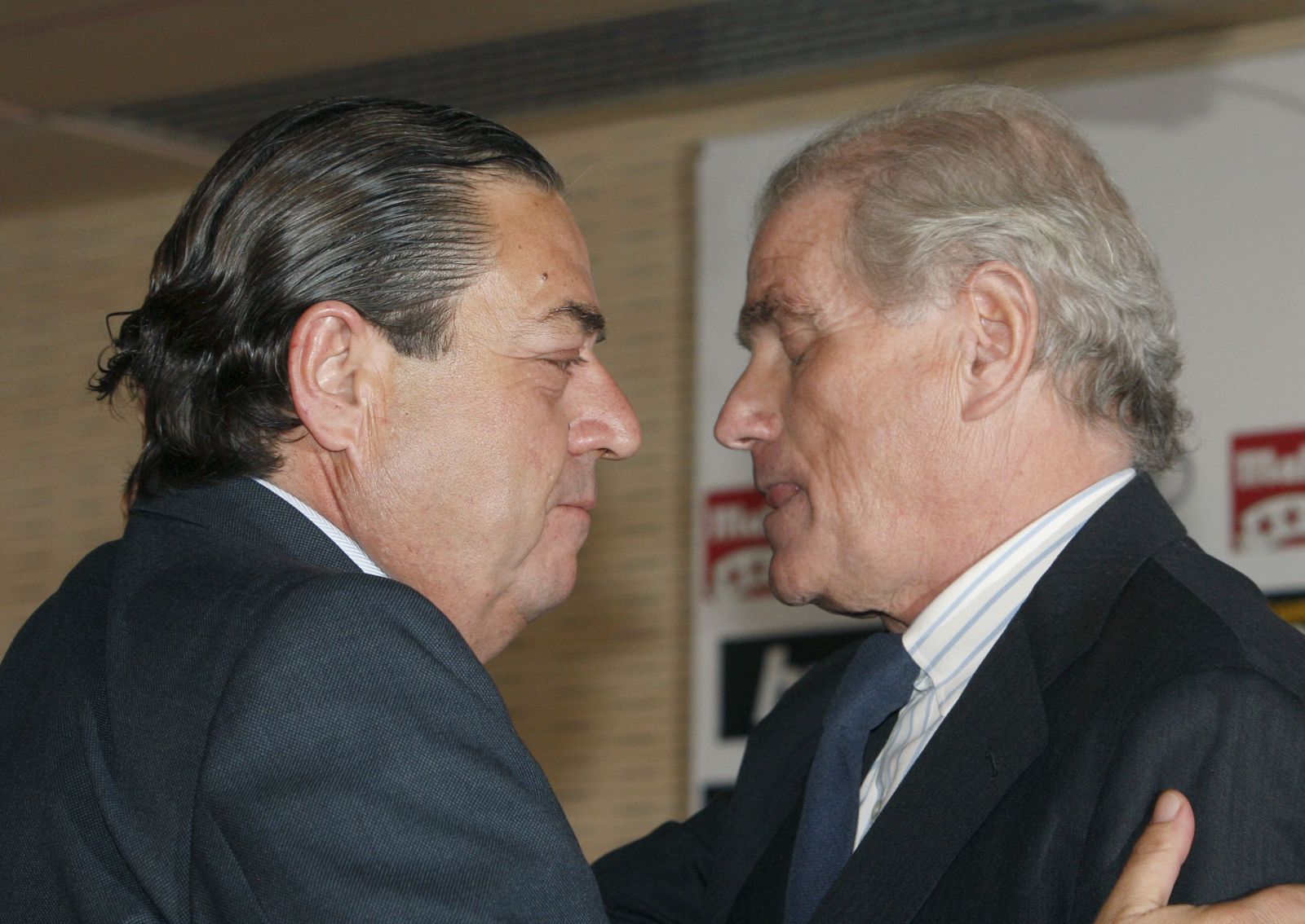 Ramón Calderón abraza a su sucesor en el cargo de presidente del Real Madrid, Vicente Boluda Fos.