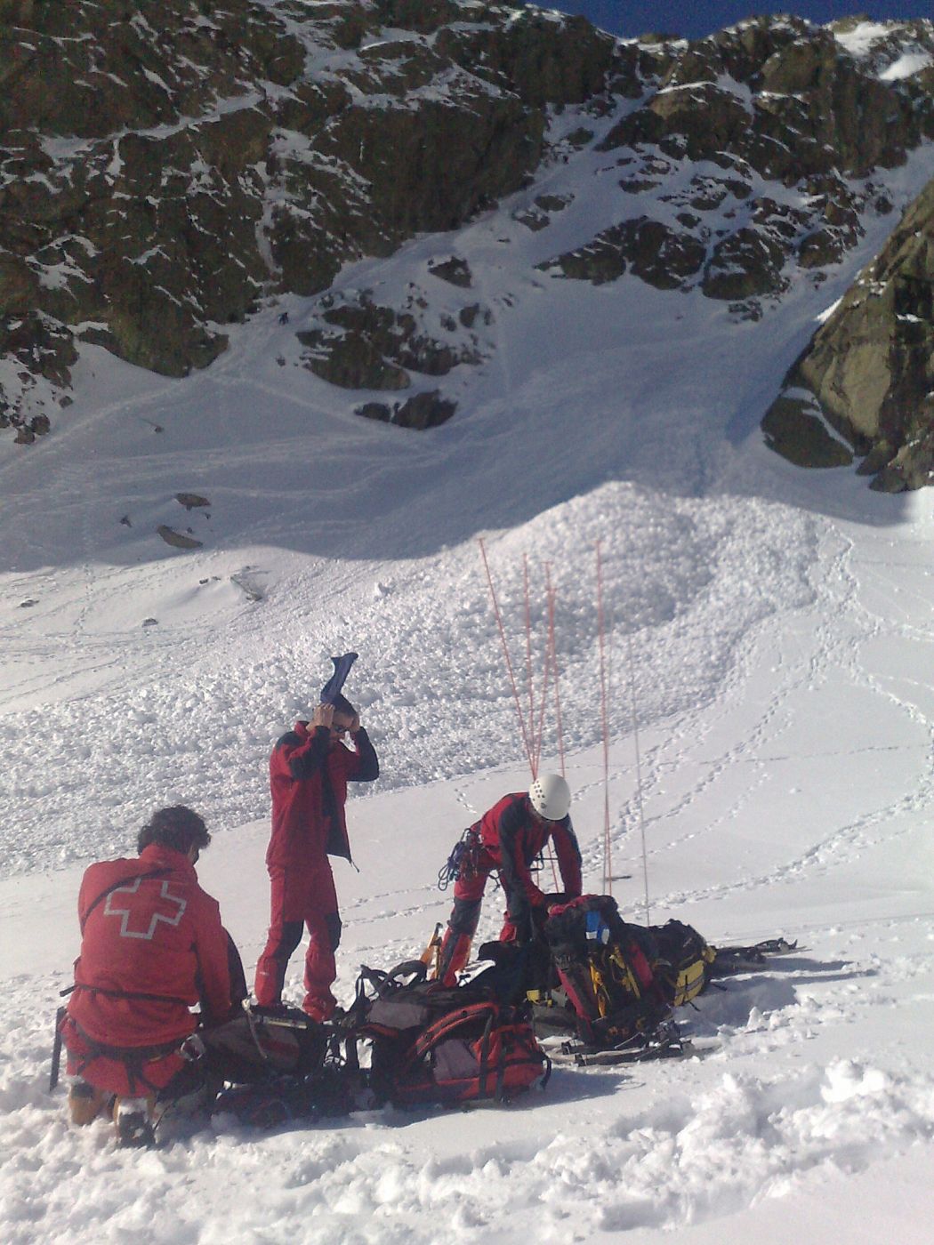 Miembros de los equipos de rescate utilizan sondas para tratar de localizar si hay alguien bajo el alud caído en Pañalara.
