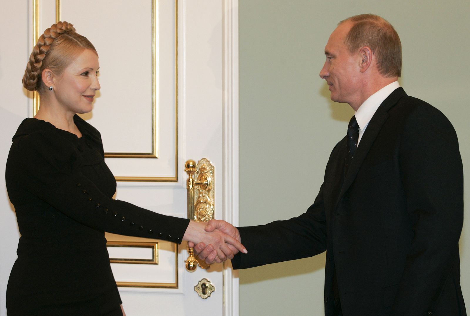 Archivo, Yulia Tymoshenko, saluda al ex primer ministro ruso, Vladimir Putin, en el encuentro en Moscú (2009).