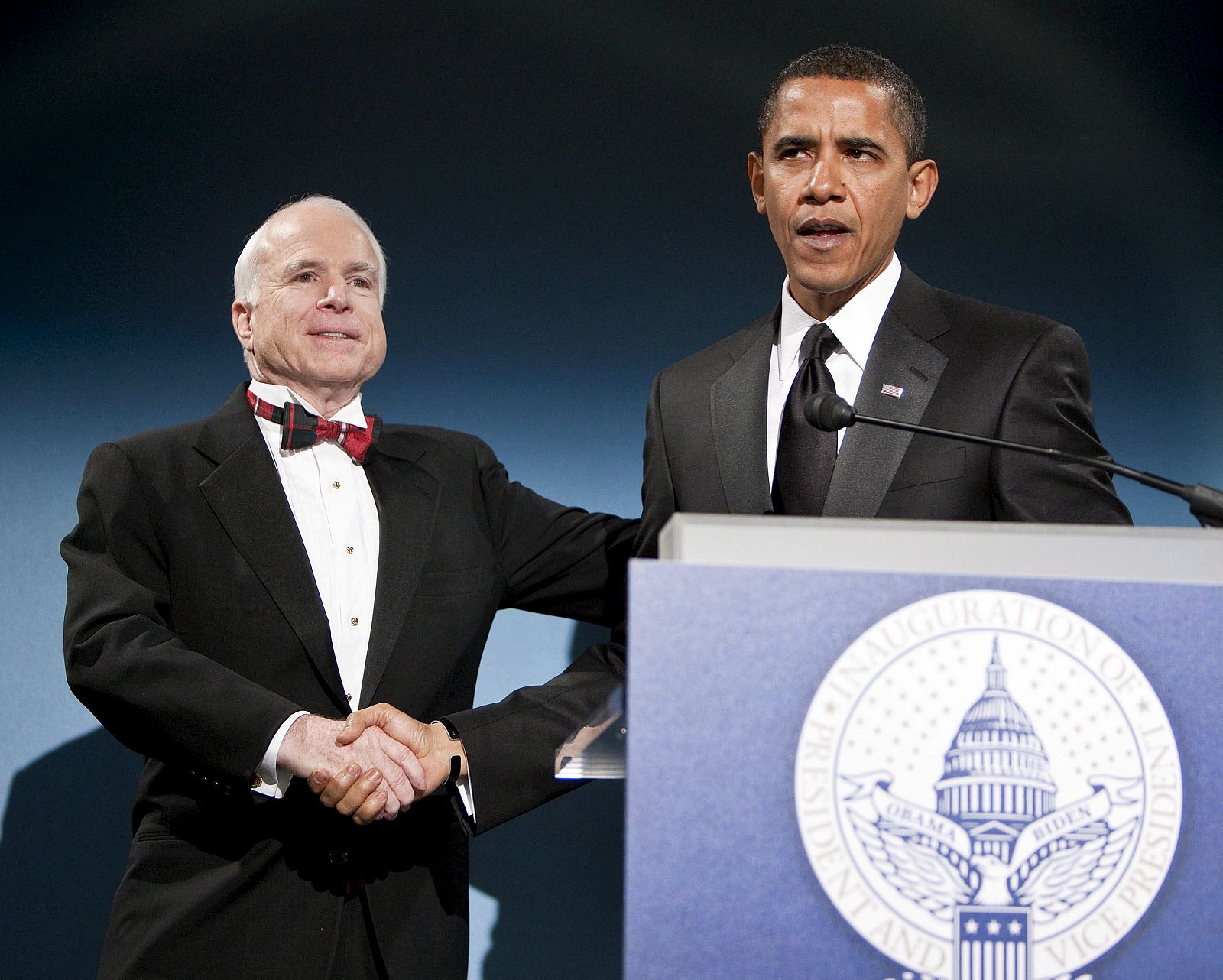 Obama ha rendido un tributo a su antiguo rival McCain.