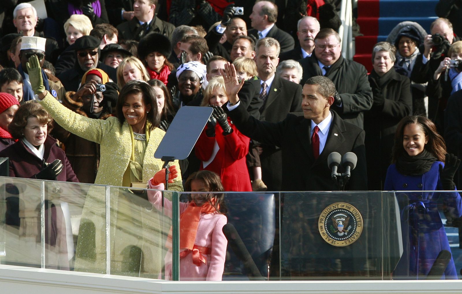 El presidente Obama, la primera dama y sus dos hijas saludan en la ceremonia de investidura en Washington.