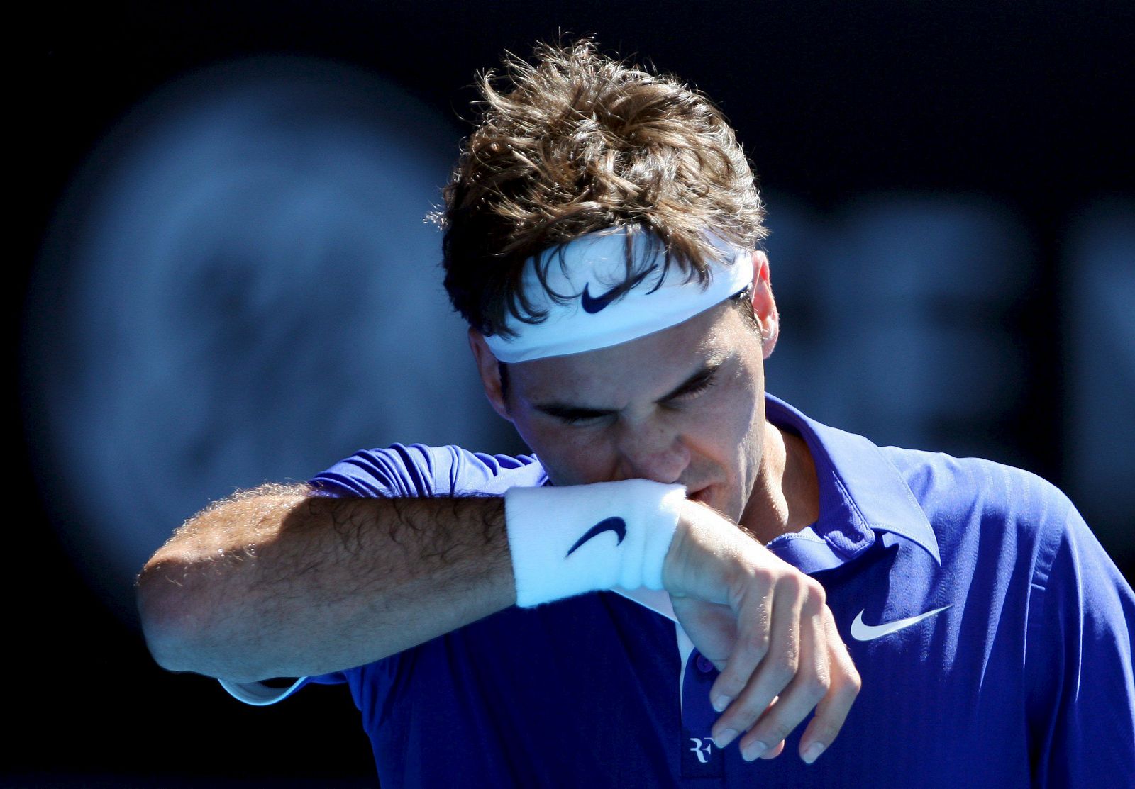 Federer pasó sin problemas su primer partido en el Abierto australiano.
