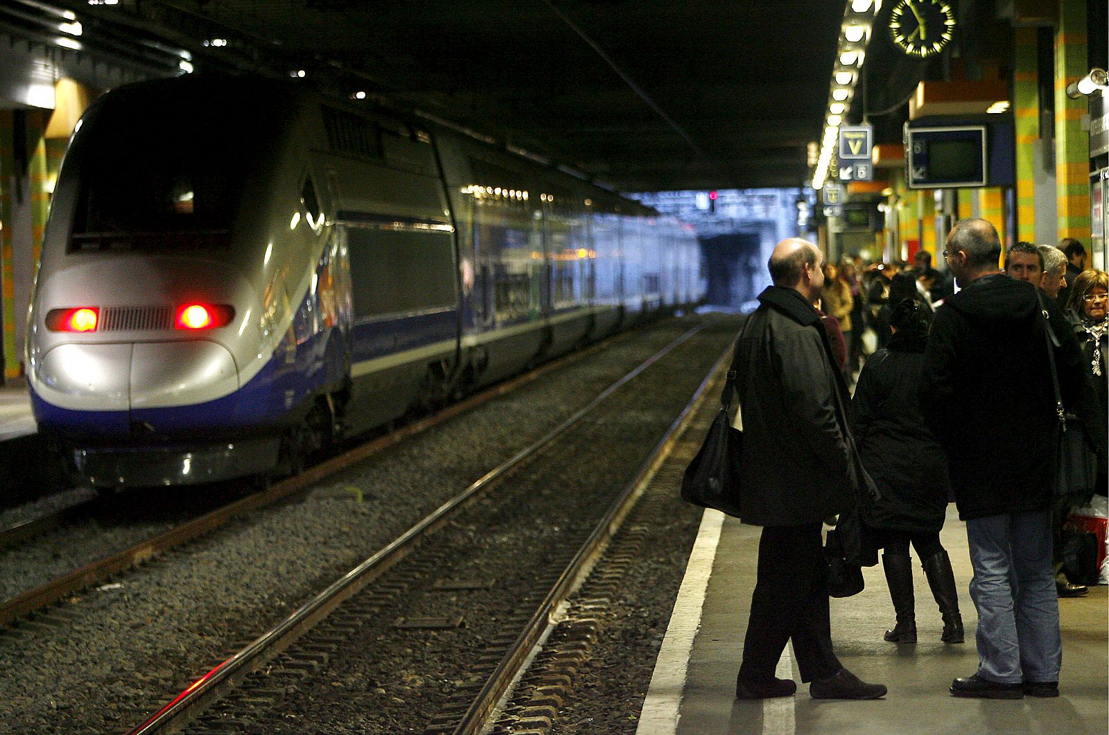 Varios pasajeros esperan al tren en la estación de Montpellier en una foto de archivo