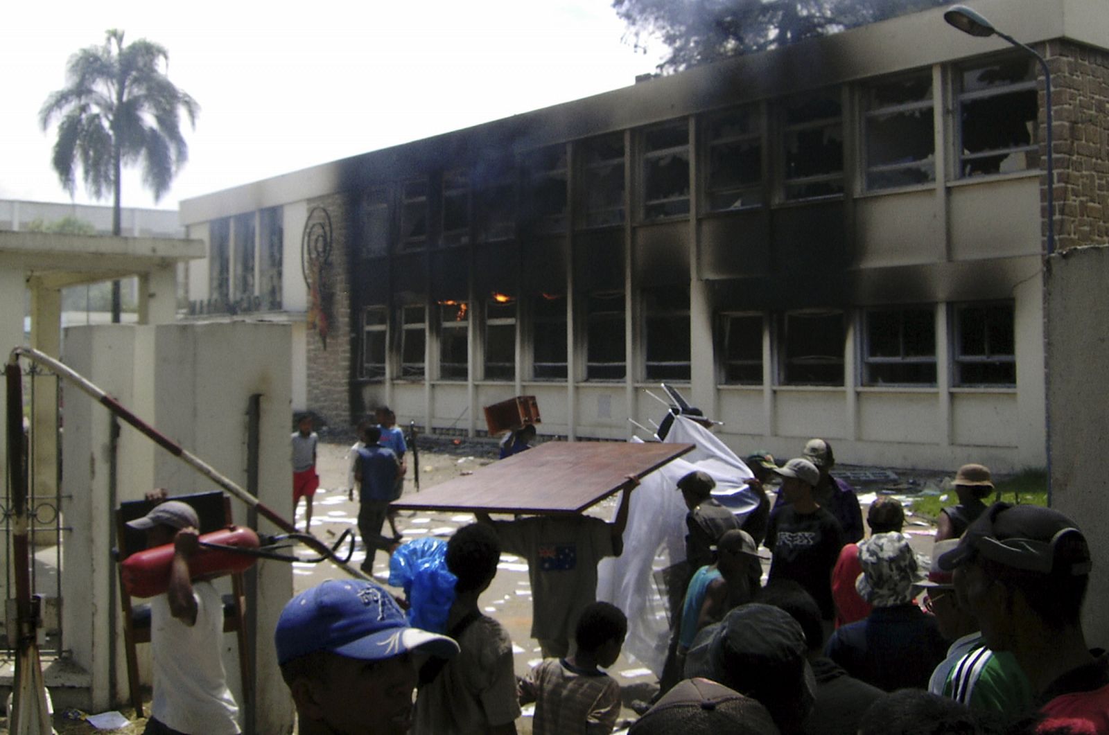Un edificio de la radiotelevisión pública ha sido quemado y saqueado